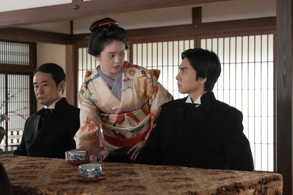 お見合い相手（酒井大成・右）と目を合わせるトキ（高石あかり）