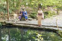 恋占いの結果は、トキだけ悲惨で…。左から、せん（安達木乃）、チヨ（倉沢杏菜）、トキ（高石あかり）