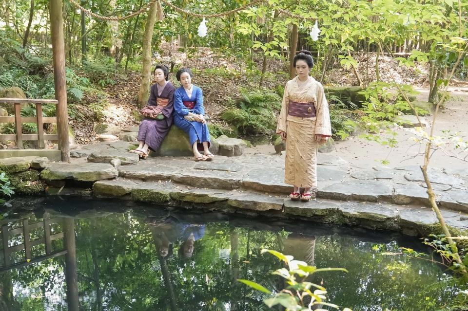 恋占いの結果は、トキだけ悲惨で…。左から、せん（安達木乃）、チヨ（倉沢杏菜）、トキ（高石あかり）