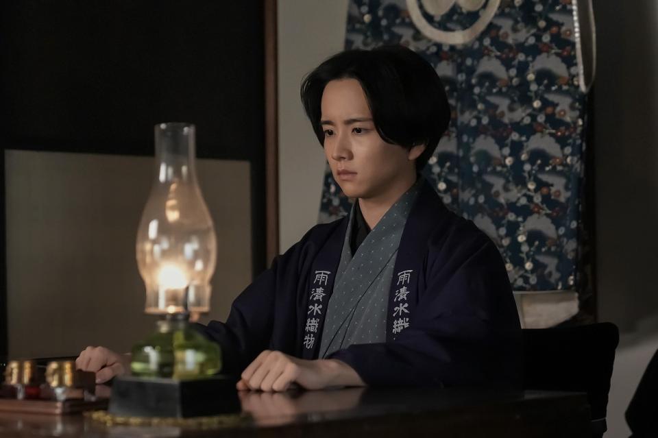 思いつめた表情の三之丞（板垣李光人）