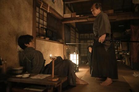 トキ不在の松野家に、一体何が…。左から、トキの夫・銀二郎（寛一郎）、父・司之介（岡部たかし）、祖父・勘右衛門（小日向文世）