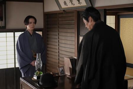 三之丞（板垣李光人・左）は傳（堤真一）の代わりとして工場の社長代理を務めることに