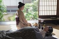 トキ（高石あかり）は朝と夜、傳（堤真一）を看病することに