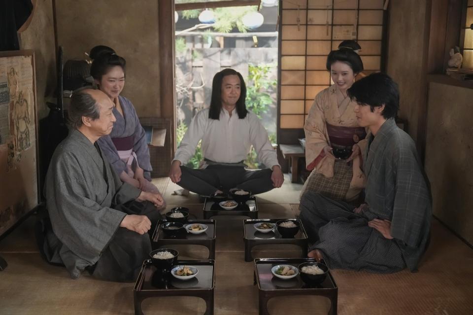 トキ（高石あかり・右から２人め）と結婚した銀二郎（寛一郎・右）は、松野家にあたたかく迎えられる