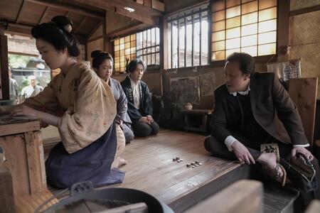 トキは借金取りの森山から再び遊女になるように言われて…。左から、トキ（高石あかり）、母・フミ（池脇千鶴）、父・司之介（岡部たかし）、森山（岩谷健司）