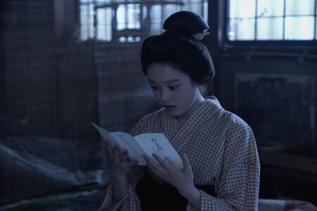 夫・銀二郎からの手紙を読むトキ（高石あかり）