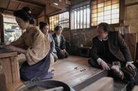 トキは借金取りの森山から再び遊女になるように言われて…。左から、トキ（高石あかり）、母・フミ（池脇千鶴）、父・司之介（岡部たかし）、森山（岩谷健司）