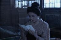 夫・銀二郎からの手紙を読むトキ（高石あかり）