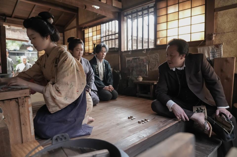 トキは借金取りの森山から再び遊女になるように言われて…。左から、トキ（高石あかり）、母・フミ（池脇千鶴）、父・司之介（岡部たかし）、森山（岩谷健司）