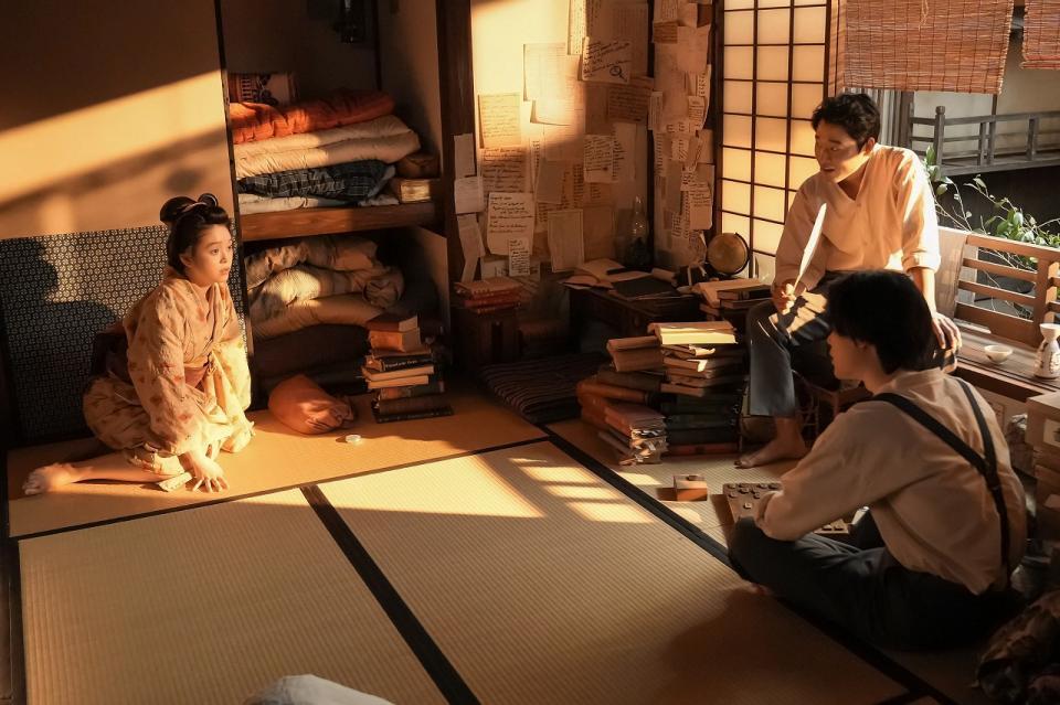 トキ（高石あかり）は、松江出身の帝大生たちと銀二郎の帰りを待つことに