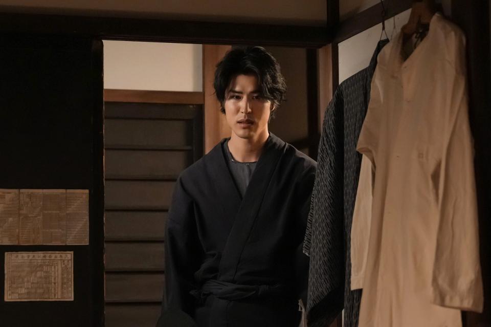 トキの待つ下宿に戻ってきた銀二郎（寛一郎）