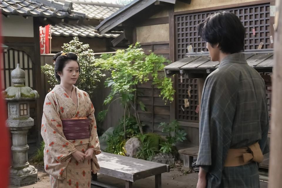 トキ（高石あかり）は銀二郎（寛一郎）と向き合って…