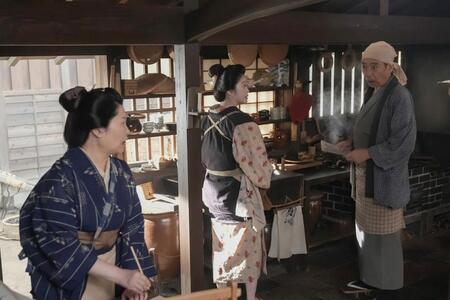 トキ（高石あかり・中央）は、花田旅館の主人・平太（生瀬勝久）と女将・ツル（池谷のぶえ）から外国人が来ることを聞いて…