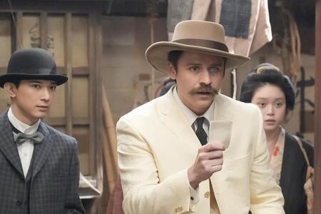 初めての日本にヘブンは興味津々！左から、錦織（吉沢亮）、ヘブン（トミー・バストウ）、トキ（高石あかり）