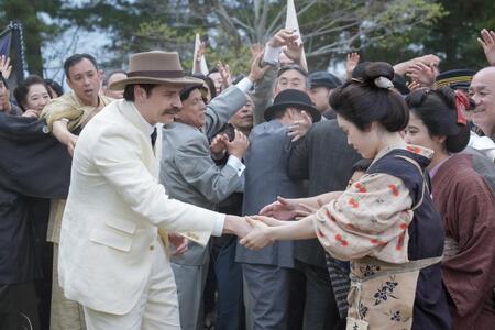 大興奮の観衆が取り巻く中、トキ（高石あかり）はヘブン（トミー・バストウ）と握手を交わすが…