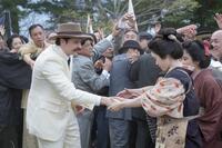 大興奮の観衆が取り巻く中、トキ（高石あかり）はヘブン（トミー・バストウ）と握手を交わすが…