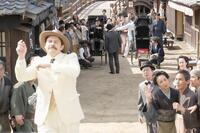 ヘブン（トミー・バストウ）よ、どこへ行く…！知事の江藤（佐野史郎・中央）もびっくり！観衆も首を傾げて