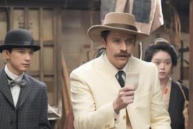 初めての日本にヘブンは興味津々！左から、錦織（吉沢亮）、ヘブン（トミー・バストウ）、トキ（高石あかり）