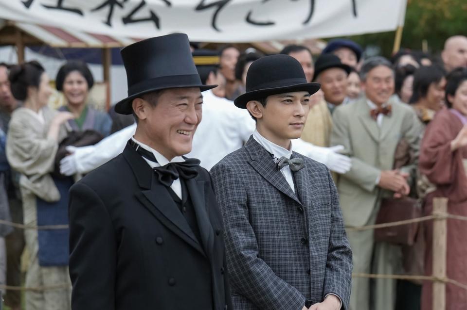 ヘブンを出迎える知事・江藤（佐野史郎・左）、英語教師・錦織（吉沢亮）は誇らしげな表情