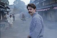 松江で一夜を過ごしたヘブン（トミー・バストウ）