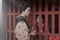 トキ（高石あかり・左）は遊女のなみ（さとうほなみ）からヘブンへのおつかいを頼まれる