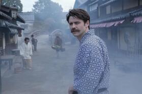 松江で一夜を過ごしたヘブン（トミー・バストウ）