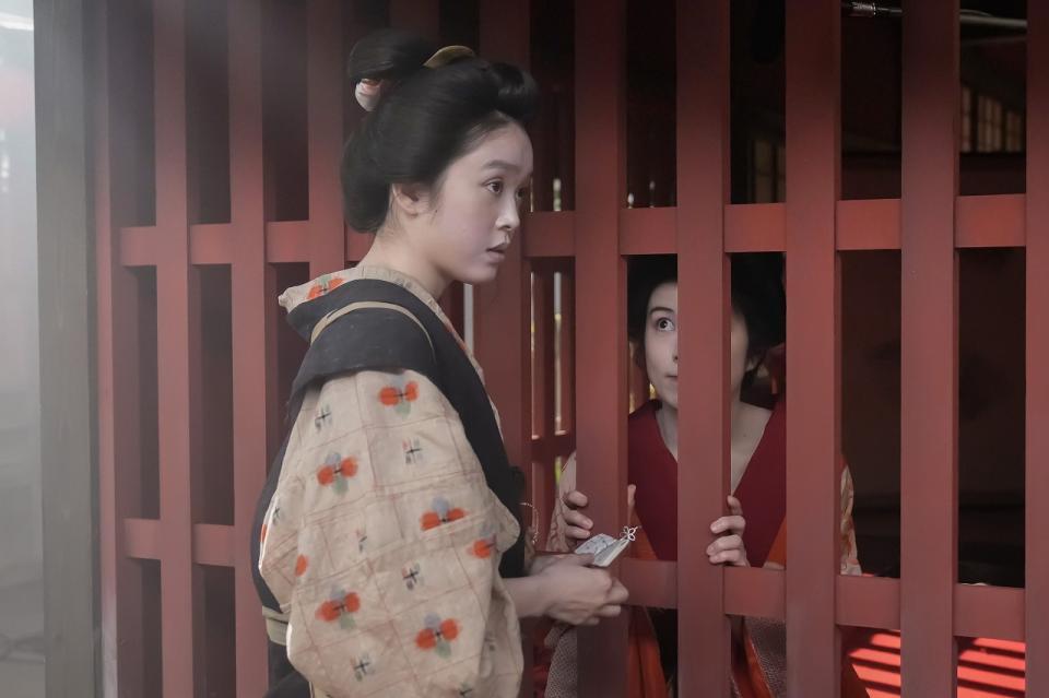 トキ（高石あかり・左）は遊女のなみ（さとうほなみ）からヘブンへのおつかいを頼まれる