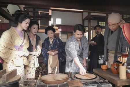 ヘブン（トミー・バストウ）を取り巻くトキ（高石あかり・左から２人目）と花田旅館の人びと