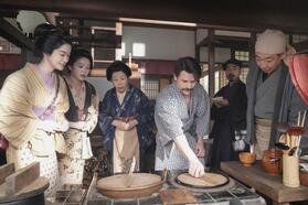 ヘブン（トミー・バストウ）を取り巻くトキ（高石あかり・左から２人目）と花田旅館の人びと