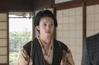 錦織（吉沢亮・右）は知事の江藤（佐野史郎）からヘブンの秘密を聞かされる