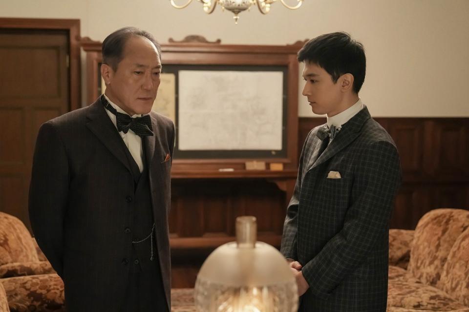 錦織（吉沢亮・右）は知事の江藤（佐野史郎）からヘブンの秘密を聞かされる