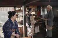 トキ（高石あかり・中央）は、花田旅館の主人・平太（生瀬勝久）と女将・ツル（池谷のぶえ）から外国人が来ることを聞いて…