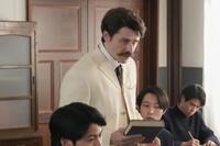 中学生に授業をするヘブン（トミー・バストウ）