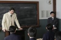 ヘブンは松江中学の英語教師に。左から、ヘブン（トミー・バストウ）、錦織（吉沢亮）