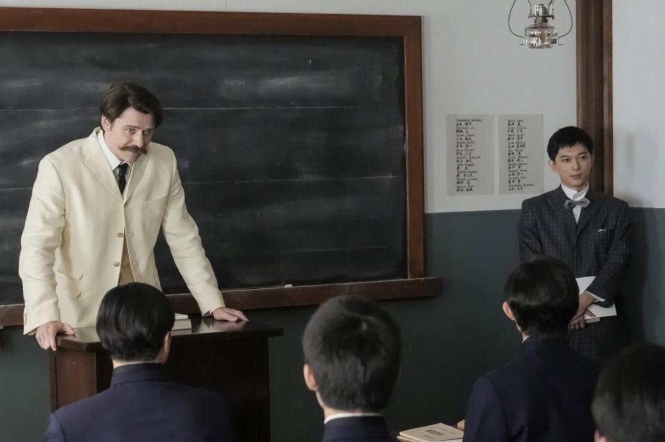 ヘブンは松江中学の英語教師に。左から、ヘブン（トミー・バストウ）、錦織（吉沢亮）