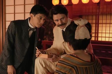 なみ（さとうほなみ）と向き合うヘブン（トミー・バストウ）と錦織（吉沢亮）