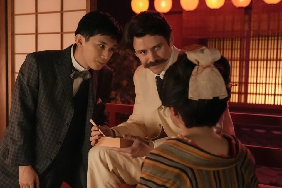 なみ（さとうほなみ）と向き合うヘブン（トミー・バストウ）と錦織（吉沢亮）