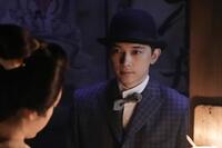 トキの話に耳を傾ける錦織（吉沢亮）