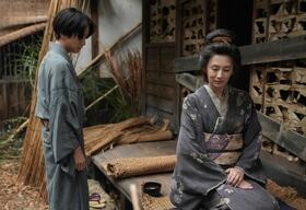 物乞いとなったタエ（北川景子）のそばにたたずむ三男・三之丞（板垣李光人）