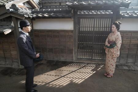 錦織（吉沢亮）と向き合うトキ（高石あかり）