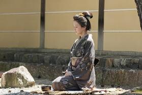 タエ（北川景子）は物乞いとなっていた…