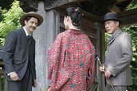 ヘブン（トミー・バストウ）とコミュニケーションをとる娘・リヨ（北香那）に、江藤（佐野史郎）は怪訝な顔