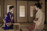 トキ（高石あかり・右）に話しかけるリヨ（北香那）「あなたは私のライバルなのかしら？」