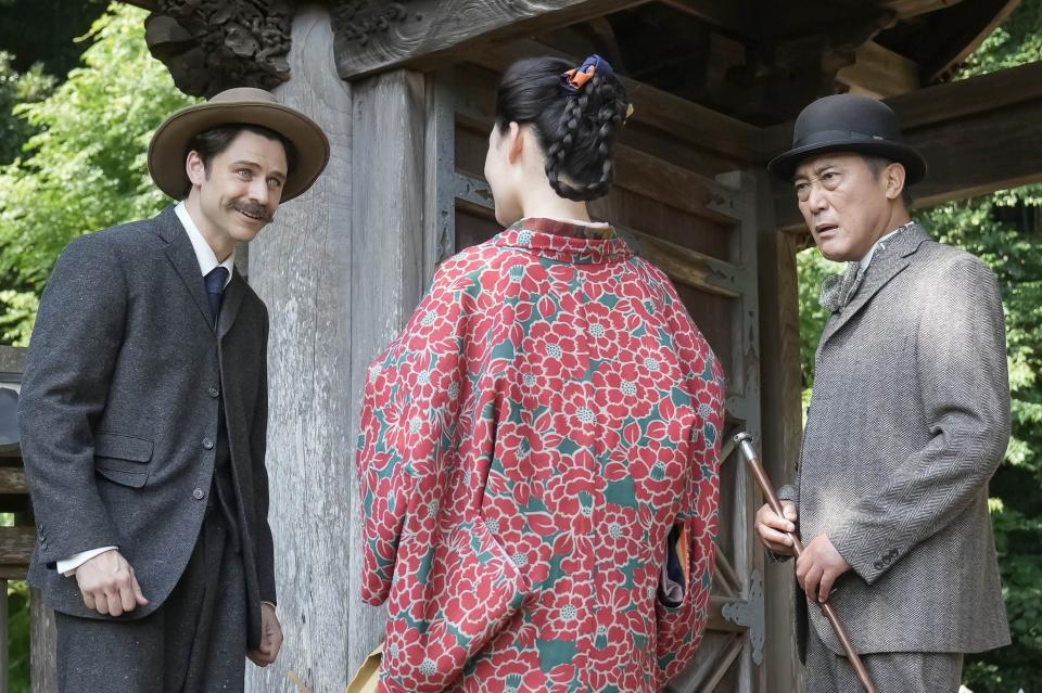 ヘブン（トミー・バストウ）とコミュニケーションをとる娘・リヨ（北香那）に、江藤（佐野史郎）は怪訝な顔