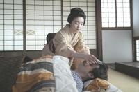 ヘブン（トミー・バストウ）の看病をするトキ（高石あかり）