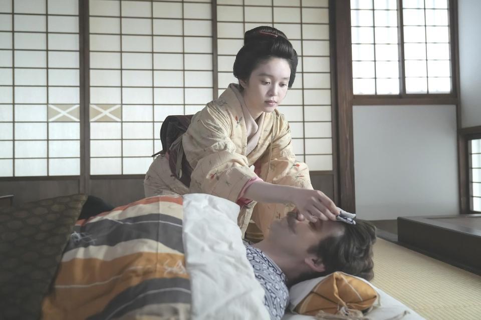 ヘブン（トミー・バストウ）の看病をするトキ（高石あかり）