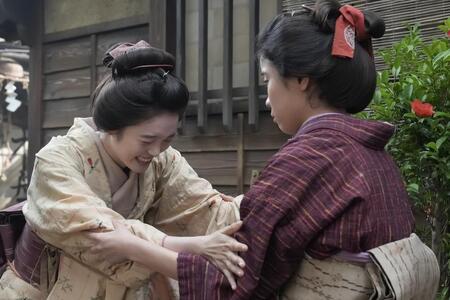 リヨがプロポーズすると聞いたトキはこらえきれず…。左から、トキ（高石あかり）、サワ（円井わん）