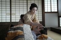 ヘブン（トミー・バストウ）の看病をするトキ（高石あかり）