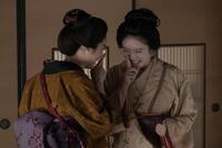 何やら秘め事？楽しそうなトキ（高石あかり・右）とウメ（野内まる）