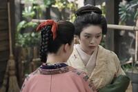 リヨ（北香那・左）の一言にトキ（高石あかり）は動揺…